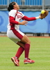 捕球を試みるベネズエラの遊撃手デニッセ・フエンマヨール（%%Denisse Fuenmayor%%）。（2008年8月17日撮影）(c)AFP/Frederic J. BROWN