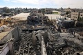 パレスチナ自治区ガザ地区ラファで、イスラエル軍の爆撃を受けた建物の状況を確かめる住民（2024年2月12日撮影）。(c)SAID KHATIB / AFP