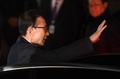 韓国ソウルの自宅から留置施設に移送される李明博（イ・ミョンバク）元大統領（2018年3月23日撮影）。(c)AFP PHOTO / POOL / Jung Yeon-je