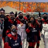 米国代表と記念写真を撮るジェロス選手（2022年3月7日提供）。(c)CGTN Japanese