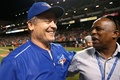 15MLB、ボルティモア・オリオールズ対トロント・ブルージェイズ。地区優勝を喜ぶトロント・ブルージェイズのジョン・ギボンズ監督（左、2015年9月30日撮影）。(c)AFP/Getty Images/Patrick Smith