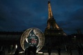仏パリのエッフェル塔近くに設置された、五輪までの時間を表示する時計（2023年12月23日撮影）。(c)Stefano Rellandini / AFP