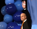 スウェーデンのストックホルム（Stockholm）で、総選挙の勝利宣言に臨む穏健党のフレデリック・ラインフェルト（Fredrik Reinfeldt）首相（2010年9月19日撮影）。(c)AFP/ODD ANDERSEN