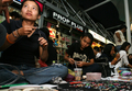 写真は2日、バンコク市内の「Indy in Town」で手作りキーホルダーを作る学生たち。（c)AFP/Saeed KHAN