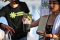 タイ中部ナコンパトム県で開催された大麻の合法化を祝うイベント「タイランド420: リーガルレーオ⁉」で、苗を販売する人（2022年6月11日撮影）。(c)Lillian SUWANRUMPHA / AFP