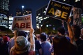 安保法制関連法案に反対し、都内の首相官邸前で抗議集会に参加する人（2015年5月14日撮影）。(c)AFP/Yoshikaあzu TSUNO