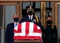 米首都ワシントンの最高裁判所で、ルース・ベイダー・ギンズバーグ判事のひつぎの後ろに立ち、同判事を追悼するドナルド・トランプ大統領（左）とメラニア夫人（右、2020年9月24日撮影）。(c)ALEX EDELMAN / AFP