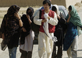 2007年8月29日、アフガニスタンのガズニ州（Ghazni）で、イスラム原理主義勢力タリバン（Taliban）による拘束から第2陣として解放された韓国人人質5人。(c)AFP/ SHAH MARAI
