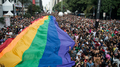 ブラジル・サンパウロ（Sao Paulo）で10日、毎年恒例の「ゲイ・プライド・パレード（Gay Pride Parade）」が開かれた。「ホモフォビア（同性愛嫌悪）は治療できる（Homophobia has cure）」とのテーマの下、およそ300万人がパレードに参加した（2012年6月10日撮影）。(c)AFP/Yasuyoshi CHIBA