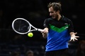 男子テニス、パリ・マスターズ、シングルス2回戦。リターンを打つダニール・メドベージェフ（2023年11月1日撮影）。(c)JULIEN DE ROSA / AFP