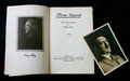 ロンドン（London）の競売所で展示されるアドルフ・ヒトラー（Adolf Hitler）の著作『わが闘争（Mein Kampf）』のサイン入り初版本（2005年6月14日撮影、資料写真）。(c)AFP/CARL DE SOUZA