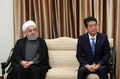 イランの首都テヘランで会談に臨むハッサン・ロウハニ大統領（左）と安倍晋三首相。イラン最高指導者事務所提供（2019年6月13日撮影）。(c)AFP PHOTO / HO / KHAMENEI.IR