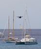スペイン・イビサ島で、食事の入った袋をヨットに届けるドローン（2021年8月24日撮影）。(c)JAIME REINA / AFP