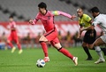 2022年サッカーW杯カタール大会アジア最終予選グループA、韓国対イラン。ドリブルをする韓国の孫興民（中央、2021年9月2日撮影）。(c)Jung Yeon-je / AFP