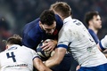 ラグビーシックスネーションズ第3節、フランス対イタリア。タックルを受けるフランスのシャルル・オリヴォン（中央、2024年2月25日撮影）。(c)Denis Charlet / AFP
