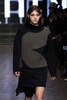 米ニューヨーク市内で発表された「DKNY」15/16年秋冬コレクション（2015年2月15日撮影）。(c)AFP/Getty Images/Neilson Barnard