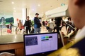 ベトナムのハノイ（ノイバイ）空港で、体温計の前を通過する到着便の乗客ら（2020年1月21日撮影）。(c)HOANG AN / AFP