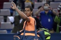 男子テニス、上海マスターズ、シングルス2回戦。試合に敗れ、観客に手を振りながらコートを去るラファエル・ナダル（2016年10月12日撮影）。(c)AFP/WANG ZHAO