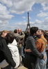 仏パリ（Paris）のトロカデロ（Trocadero）広場で、エッフェル塔（Eiffel Tower）を背に「キスイン」を行う人びと（2010年5月16日撮影）。(c)AFP/JACQUES DEMARTHON