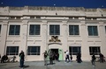 米カリフォルニア（California）州サンフランシスコ（San Francisco）にある悪名高いアルカトラズ島（Alcatraz Island）は21日、島に作られた連邦刑務所の閉鎖から50年を迎えた。アルカトラズ島は当初、軍事要塞化され、やがて軍刑務所となった。施設は1934年に連邦刑務所局（Bureau of Prisons）に移管されて連邦刑務所となった後、1963年に閉鎖された。現在は国立公園の一部となっている。

アルカトラズ島を管理する国立公園局（National Park Service）では、閉鎖50年を記念して、閉鎖される直前の刑務所を撮影した写真展を同島で開催している。写真はいずれもロサンゼルス（Los Angeles）を中心に活動していたフリーカメラマン、リー・ウィーナー（Leigh Wiener）氏が撮影したもので、新たに見つかった作品という。

写真は、旧アルカトラズ刑務所の管理棟（2013年3月21日撮影）。(c)AFP/Getty Images/Justin Sullivan