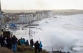フランス北部ビムルーで、冬の嵐「エレノア」の影響で打ち寄せる波を高台から見つめる住民ら（2018年1月3日撮影）。(c)AFP PHOTO / FRANCOIS LO PRESTI
