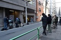 東京都内にあるカルロス・ゴーン被告の弁護人の事務所前に集まった報道関係者ら（2019年12月31日撮影）。(c)Kazuhiro NOGI / AFP