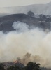 米カリフォルニア（California）州ロサンゼルス（Los Angeles）市郊外カラバサス（Calabasas）で18日、高速道路101号線付近で山火事が発生し、ロサンゼルス郡消防当局によるとこれまでに16～20ヘクタールが焼けた。火事の原因は北行きの車線で起きた自動車火災だとされ、消防当局が地上と空から消火活動にあたっている。

写真は、延焼する山火事（2013年8月18日撮影）。(c)AFP/JOE KLAMAR