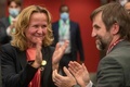 カナダ・モントリオールで開かれた国連生物多様性条約第15回締約国会議（COP15）で、新目標が採択され拍手するドイツのシュテフィ・レムケ環境相（左）とカナダのスティーブン・ギルボ環境・気候変動相（2022年12月19日撮影）。(c) ANDREJ IVANOV / AFP