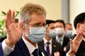 台湾・桃園の空港に到着した、チェコのミロシュ・ビストルチル上院議長（2020年8月30日撮影）。(c)Sam Yeh / AFP