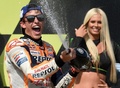 世界ロードレース選手権、第10戦チェコGP、MotoGPクラス決勝。優勝を喜ぶレプソル・ホンダのマルク・マルケス（左、2019年8月4日撮影）。(c)Michal CIZEK / AFP