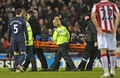 09-10イングランド・プレミアリーグ、ストーク・シティ（%%Stoke City%%）対アーセナル（%%Arsenal%%）。試合はアーセナルが3-1で勝利した。写真は試合中に重傷を負い、担架で運ばれるアーセナルのアーロン・ラムジー（%%Aaron Ramsey%%）。（2010年2月27日撮影）(c)AFP/Paul Ellis
