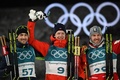 平昌冬季五輪、バイアスロン男子20キロ個人。表彰台に臨む（左から）ヤコブ・ファク、ヨハンネスティングネス・ベー、ドミニク・ランデルティンガー（2018年2月15日撮影）。(c)AFP PHOTO / FRANCK FIFE