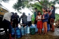 洪水に見舞われたインドネシアのブカシで、給水の順番待ちをする村人（2020年1月4日撮影）。(c)REZAS / AFP