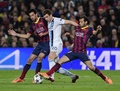 サッカー欧州チャンピオンズリーグ2013-14（UEFA Champions League 2013-14）決勝トーナメント1回戦第2戦、FCバルセロナ（FC Barcelona）対マンチェスター・シティ（Manchester City）。FCバルセロナのセルヒオ・ブスケッツ（Sergio Busquets、左）、ハビエル・マスケラーノ（Javier Mascherano、右）とボールを競るマンチェスター・シティのエディン・ジェコ（Edin Dzeko、2014年3月12日撮影）。(c)AFP/JOSEP LAGO