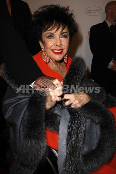 女優エリザベス・テイラー 世界エイズデーに朗読劇『ラヴ・レターズ