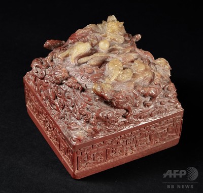 中国清朝の印材一個 An exceptional imperial white jade 'Qianlong yubi' seal, the