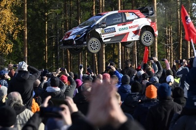 【今日の1枚】空飛ぶ自動車、熱狂のWRCレース フィンランド