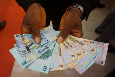 シエラレオネ、新紙幣発表 1000分の1に