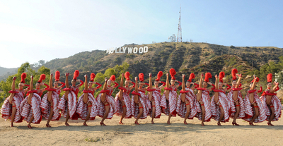 ムーランルージュのダンサーたち、フレンチカンカンのポーズでPR