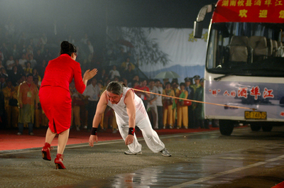 自分の髪で8280キロのバスを30メートル引っ張った男性、ギネス記録更新