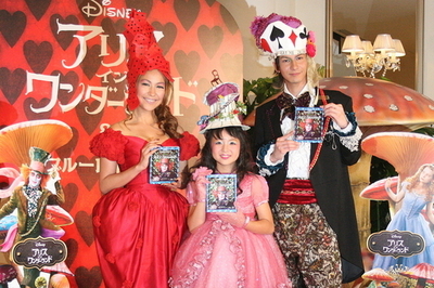 『アリス・イン・ワンダーランド』帽子コンテスト授賞式、ジョイ＆ソフィア姉弟ら登場