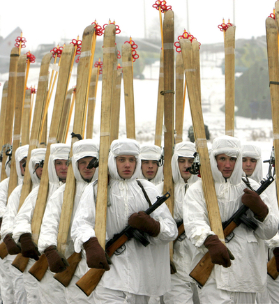 軍創立90周年パレードで第2次大戦時のベラルーシ軍の勇姿再び