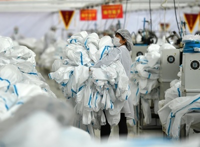 1日に2万セット、医療現場を支える防護服製造ライン 中国・河北