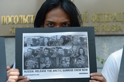 ロシア裁判所、グリーンピース活動家30人の勾留延長命じる