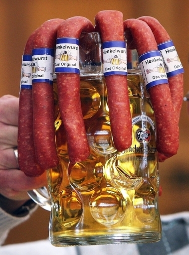 ドイツ軍の料理人、自らの血液で作ったソーセージを食べて停職に