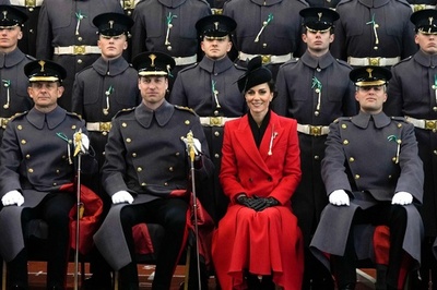 聖デービッドの日の閲兵式に臨む英皇太子夫妻