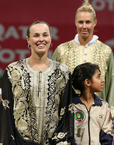 <女子テニス カタール・トータル・オープン2007>出場選手がアバーヤに身を包んで開会式に登場 - カタール