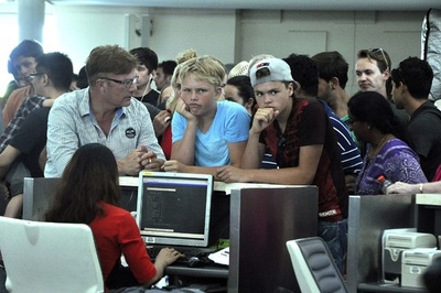 インドネシア・バリ島の空港、噴煙で再び閉鎖