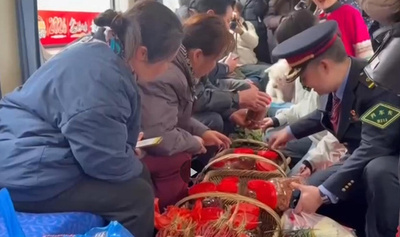 中国貴州 年越し用品満載の「各駅停車の旅する市場」が営業開始