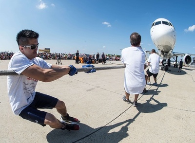 エアバス機相手に綱引き、米で慈善イベント